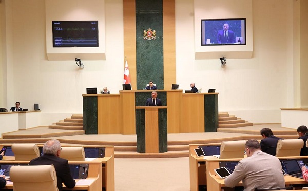 შეკრებილებმა მოხსნეს პარლამენტის შენობასთან განლაგებული რკინის დამცავი ჯებირები - ჩაამსხვრიეს შენობის მინები, პარლამენტის შენობასა და ეზოში ისროდნენ ქვებს - ვახტანგ გომელაური