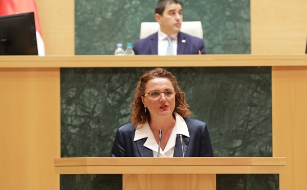 პარლამენტმა პირველი მოსმენით მხარი დაუჭირა კანონს, რომლის თანახმად, ბავშვები, რომლებსაც 6 წელი 1-ელ ნოემბრამდე შეუსრულდებათ, 2023-2024 სასწავლო წელს პირველ კლასში დარეგისტრირებას შეძლებენ