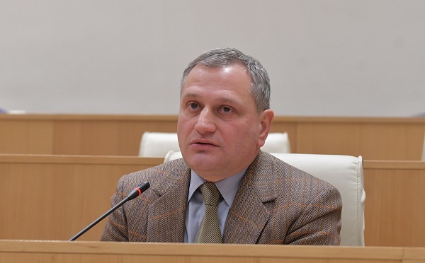 მაშინ როცა უკრაინა მზად არის  გადამწყვეტი იერიში მიიტანოს 21-ე საუკუნის უმთავრეს ბოროტებაზე, მთავრობა ცვლის ქვეყნის გეოპოლიტიკურ კურსს - არმაზ ახვლედიანი