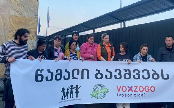 აქონდროპლაზიის სინდრომის მქონე ბავშვების მშობლებმა კანცელარიასთან 24-საათიანი პროტესტი შეწყვიტეს