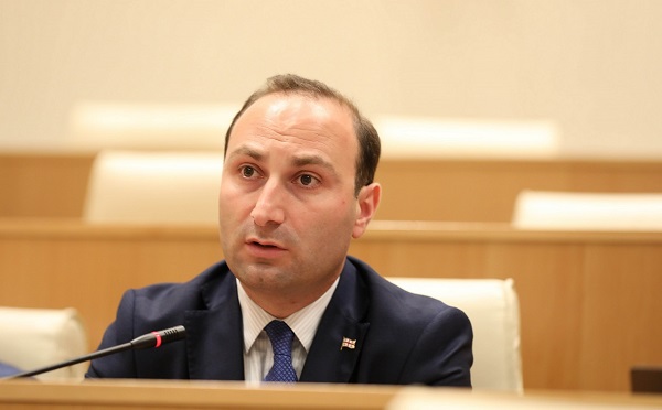 სამუშაო ჯგუფში არ იღებდე მონაწილეობას და შემდეგ ბრტყელი პოლიტიკური განცხადებებით გამოდიოდე, ეს არის ფარისევლობა - ანრი ოხანაშვილი