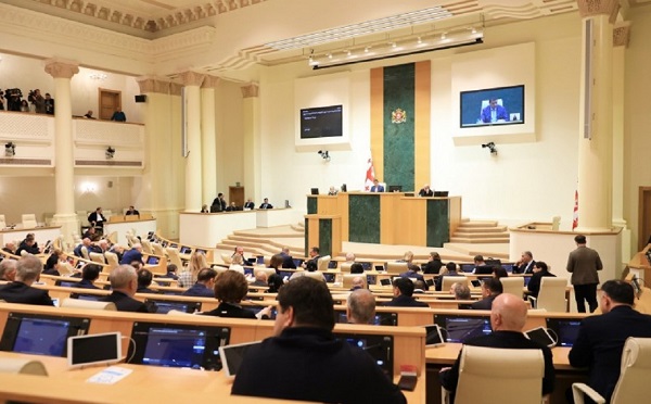 პარლამენტმა პოლიტიკურ ჯგუფებთან დაკავშირებით დეკანოიძე-გოცირიძის ინიციატივას პირველი მოსმენით მხარი დაუჭირა