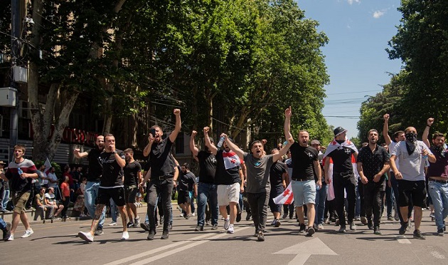 5 ივლისის საქმეზე, პირველი არხის ოპერატორზე ფიზიკურ ძალადობაში მსჯავრდებულ ორ პირს ბრალი დაუმძიმდა