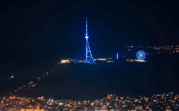 თბილისის ანძა ევროკავშირის დროშის ფერებში განათდა