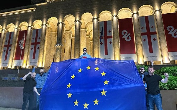 „ლელოს" წევრებმა პარლამენტთან ევროკავშირის დროშა მიიტანეს