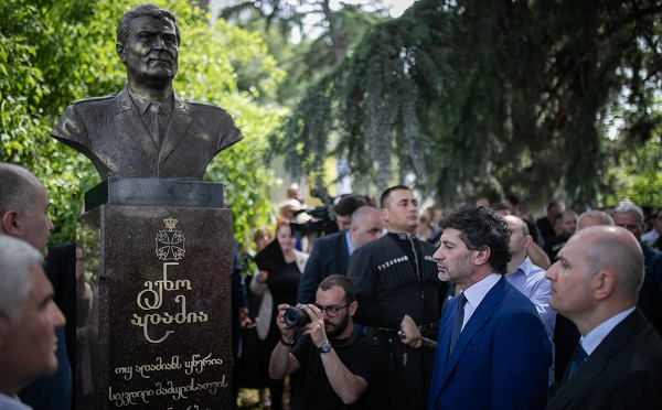 გმირთა მოედანზე საქართველოს ეროვნული გმირის, გენო ადამიას ბიუსტი დაიდგა