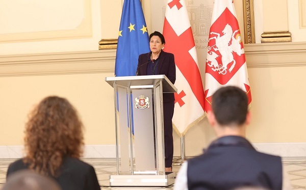 თუ ესოდენ გვაინტერესებს თანამემამულეების ბედი, საინტერესოა, რატომ ვერაფრით მივაღწიე იმას, რომ გამარტივდეს მოქალაქეობის მინიჭება ან აღდგენა - პრეზიდენტი “ქართულ ოცნებას“