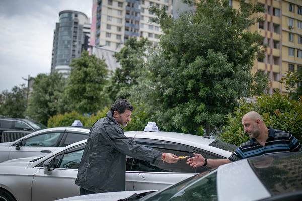 კახა კალაძე საავტობუსო ზოლში მოძრაობისთვის განკუთვნილი სტიკერები და QR კოდები რამდენიმე ტაქსის მძღოლს პირადად გადასცა