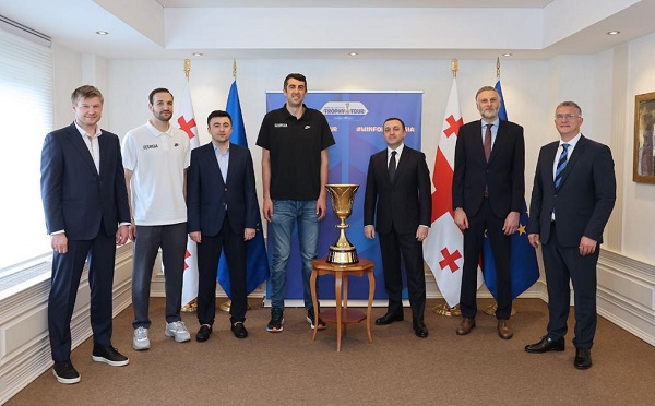 ირაკლი ღარიბაშვილმა საქართველოს კალათბურთის ფედერაციის პრეზიდენტი, ეროვნული ნაკრების მწვრთნელი და ნაკრების წევრები მიიღო, რომლებმაც მთავრობის ადმინისტრაციაში მსოფლიო ჩემპიონატის თასი მიიტანეს