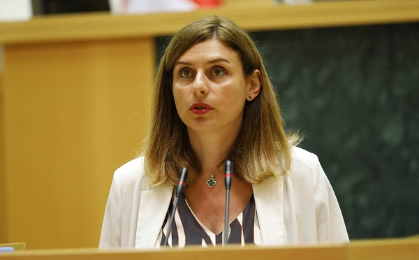დასავლეთთან მჭიდრო პარტნიორობის ნაცვლად, მათ კრიტიკას და დილიდან საღამომდე ძაგებას ვხედავთ, სტატუსი არ არის დაბადების დღის საჩუქარი, ამას შრომა სჭირდება - თეონა აქუბარდია
