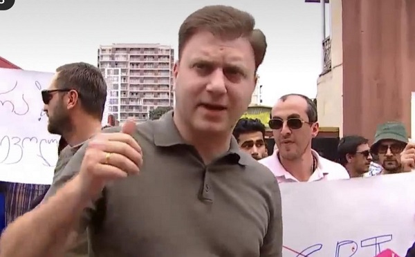 მოძრაობის „საქართველო უპირველეს ყოვლისა“ წარმომადგენლები „ფრანკლინის კლუბის“ ორი წლის საიუბილეო ღონისძიების გასაპტროტესტებლად შეიკრიბნენ