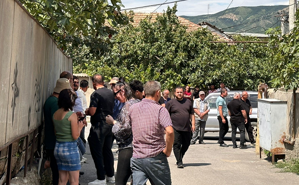 ლევან ხაბეიშვილს კასპში მოსახლეობასთან შეხვედრისაs, „ქართული  ოცნების“ აქტივისტები და საკრებულოს წევრები მიუვარდნენ, დაუზიანეს ავტომობილი და სიტყვიერი შეურაცხყოფა მიაყენეს - „ნაციონალური მოძრაობა“ 