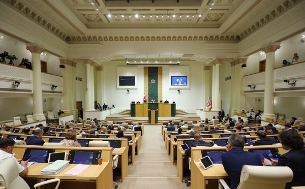 შალვა პაპუაშვილმა საქართველოს პრეზიდენტს, სალომე ზურაბიშვილს რიგგარეშე სესიის მოწვევის თაობაზე მიმართა
