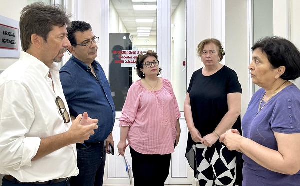სოფლის მეურნეობის სახელმწიფო ლაბორატორიაში იტალიელი ექსპერტები იმყოფებოდნენ.