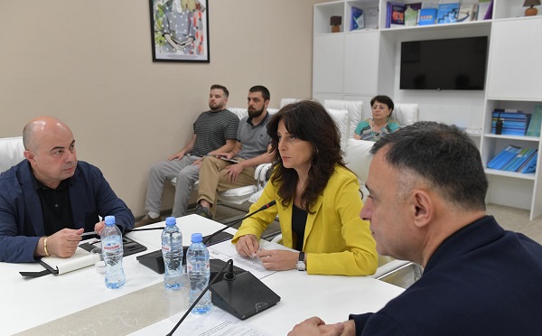 გარემოს დაცვისა და სოფლის მეურნეობის  მინისტრის მოადგილე კახა კაკაბაძე RMG-ის მიერ გატარებული გარემოსდაცვითი ღონისძიებების პრეზენტაციას დაესწრო