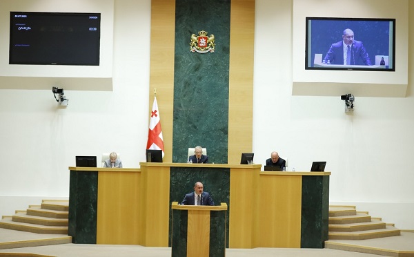 პრეზიდენტის შენიშვნებში საუბარია, რომ თურმე პრეზიდენტი არის ზეპარტიული, ხოლო პარლამენტის თავმჯდომარე მიკერძოებული პირია - გივი მიქანაძე