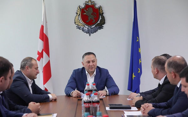 ვახტანგ გომელაურმა კახეთის პოლიციის დეპარტამენტში სამუშაო თათბირი გამართა