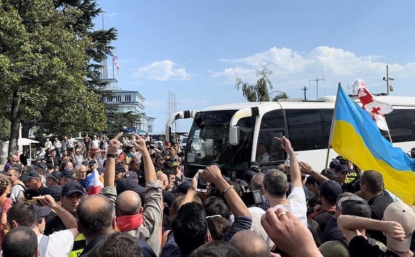 ვგმობთ ბათუმის პორტში მიმდინარე მშვიდობიანი აქციის მონაწილეების უკანონო დაკავებებს და მოვუწოდებთ სამართალდამცავებს, იმოქმედონ კონსტიტუციისა და კანონმდებლობის ფარგლებში - DRI