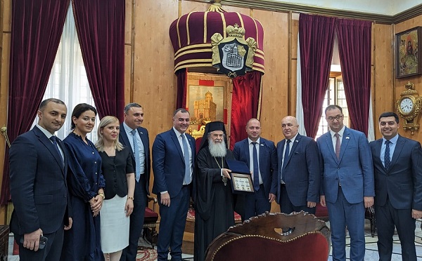 საქართველოს საპარლამენტო დელეგაციას იერუსალიმისა და სრულიად პალესტინის პატრიარქმა, მისმა უწმინდესობამ თეოფილოს მესამემ საპატრიარქოში უმასპინძლა