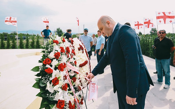 შინაგან საქმეთა მინისტრის მოადგილემ შინდისის გმირთა ხსოვნას პატივი მიაგო და 17 გმირის საფლავი გვირგვინით შეამკო