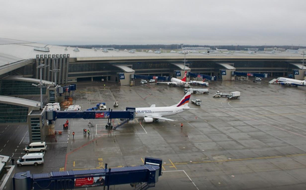 მოსკოვის „დომედოვოსა“ და „ვნუკოვოს“ აეროპორტებმა დრონებით თავდასხმის საფრთხის გამო ავიარეისების მიღება შეწყვიტეს