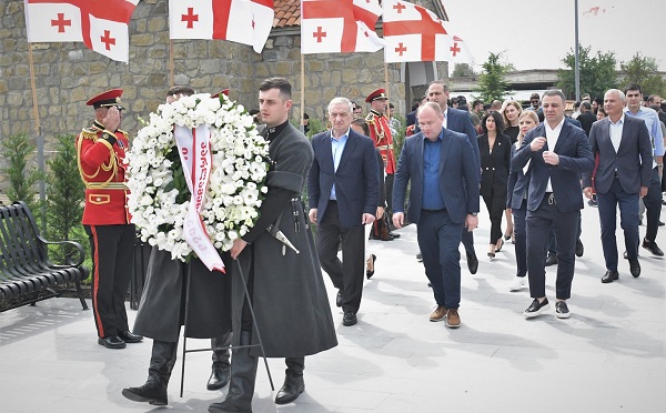 საპარლამენტო უმრავლესობის წევრებმა შინდისის გმირების მემორიალი გვირგვინით შეამკეს