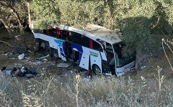 თურქეთში სამგზავრო ავტობუსი ავტომაგისტრალიდან გადავარდა, დაიღუპა 12 და დაშავდა 19 ადამიანი