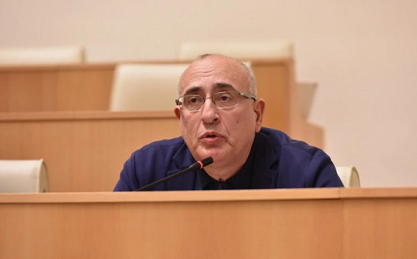 კულტურის მინისტრთან შედარებით სრულად დედა ტერეზად გამოიყურებით - როსტომ ჩხეიძე ვახტანგ გომელაურს