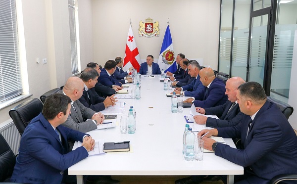 ვახტანგ გომელაურმა ქვემო ქართლის  პოლიციის დეპარტამენტის დანაყოფების ხელმძღვანელებთან სამუშაო თათბირი გამართა