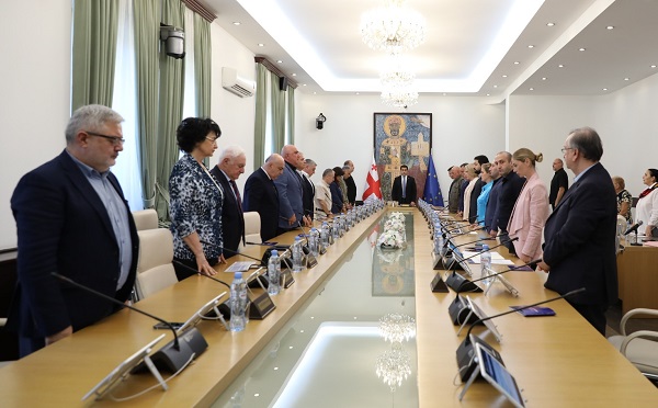 პარლამენტის ბიუროს წევრებმა შოვში, სტიქიის შედეგად  გარდაცვლილთა ხსოვნას წუთიერი დუმილით პატივი მიაგეს  