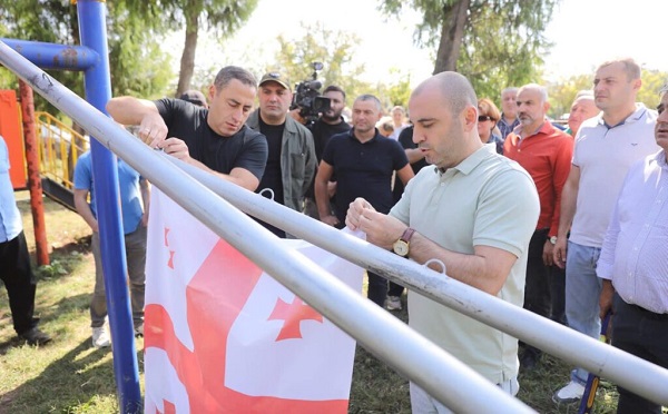 სიმბოლურად ვიწყებთ წყალტუბოდან, სადაც რუსულ პარტიას არასდროს გაუმარჯვია - ლევან ხაბეიშვილმა და გიორგი ვაშაძემ წყალტუბოში საქართველოსა და ევროკავშირის დროშები აღმართეს