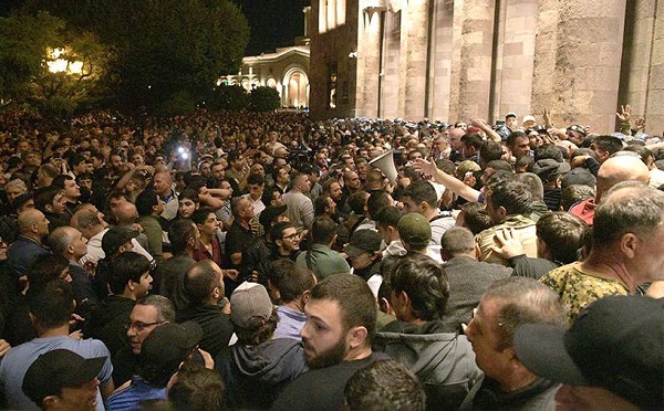 სომხეთის მთავრობის შენობასთან შეტაკებისას 34 ადამიანი დაშავდა
