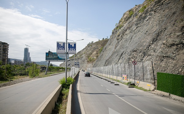 ჭაბუა ამირეჯიბის გზატკეცილზე არსებულ კლდოვან ფერდობზე ქვათაცვენის საწინააღმდეგო ბადე ეწყობა