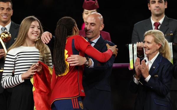 ლუის რუბიალესმა სკანდალური კოცნის შემდეგ ესპანეთის ფეხბურთის ფედერაციის პრეზიდენტის თანამდებობა დატოვა