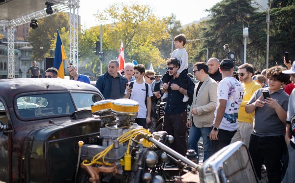 კახა კალაძე კლასიკური ავტომობილების შოუს დაესწრო