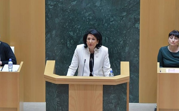 პრეზიდენტმა პარლამენტში დეპუტატთა შეკითხვებს არ უპასუხა