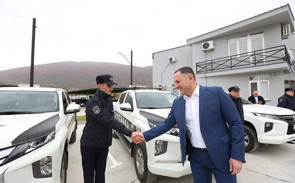 ვახტანგ გომელაურმა რაჭა-ლეჩხუმისა და ქვემო სვანეთის პოლიციის  ახლადშექმნილი დეპარტამენტისთვის განკუთვნილი შენობა გახსნა
