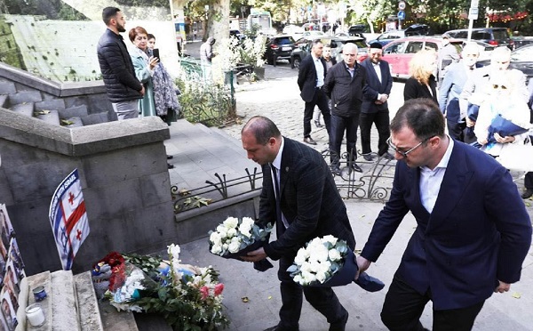 პარლამენტის წევრებმა ისრაელში ტერორისტული შეტევის შედეგად დაღუპულთა ხსოვნას პატივი მიაგეს