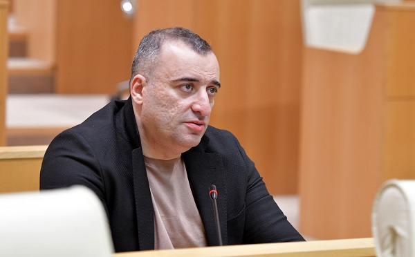 ეს ადამიანები ერთმანეთს არ ენდობიან არც დარბაზში, არც დარბაზს მიღმა - რატი იონათამიშვილი საპარლამენტო ოპოზიციაზე