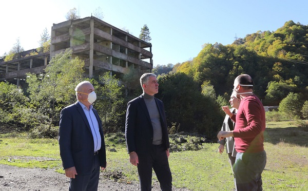 ოთარ შამუგიამ სოფელ ურავში, დარიშხანის შემცველი ნარჩენების განთავსების ტერიტორიაზე ინფრასტრუქტურული სამუშაოები დაათვალიერა