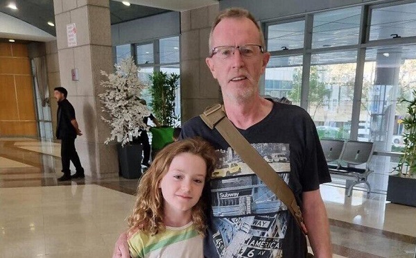 „ჰამასის“ 9 წლის მძევალი ემილი ჰენდი, რომელიც გარდაცვლილად იყო მიჩნეული, მამას დაუბრუნდა