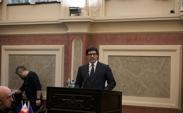 ვისაც სურვილი აქვს, რომ ცალ ფეხზე იდგეს, ეს მათი უფლებაა - ამაში არავის შევზღუდავთ - კახა კალაძე