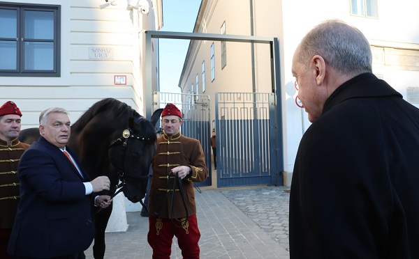 ვიქტორ ორბანმა რეჯეფ თაიფ ერდოღანს ცხენი აჩუქა, თურქეთის პრეზიდენტისგან კი თურქული წარმოების პირველი ელექტრომანქანა მიიღო