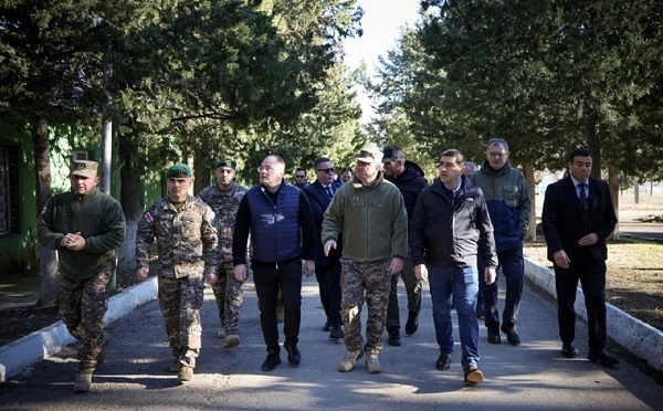 შალვა პაპუაშვილი და საპარლამენტო უმრავლესობის წევრები მუხროვანის  სამხედრო ბაზაზე იმყოფებოდნენ