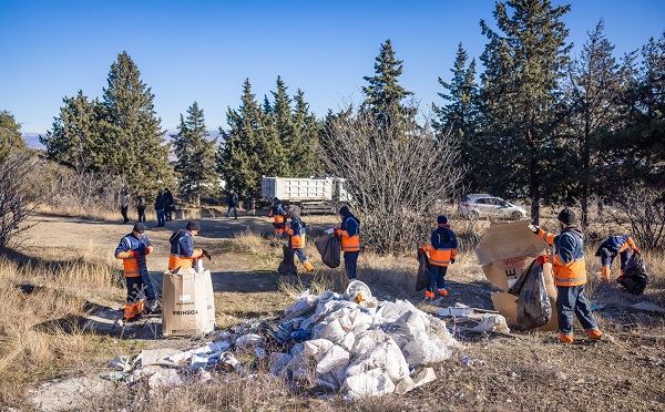 „თბილსერვის ჯგუფის“ თანამშრომლებმა კრწანისის რაიონში დასუფთავების აქცია ჩაატარეს