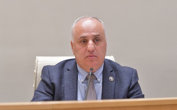 ზეიმსაც და ხალხსაც ჩვენ გაჩვენებთ, ისევე, როგორც გაჩვენეთ, თუ როგორ შეიძლება ევროკავშირის კანდიდატის სტატუსის მოპოვება ომის, რევოლუციის და ცალ ფეხზე დგომის გარეშე, ღირსეულად, ამაყად - დიმიტრი ხუნდაძე ოპოზიციას