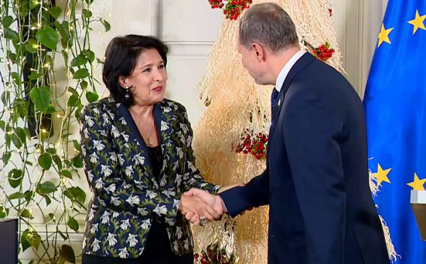 სალომე ზურაბიშვილმა კამპანიის „ჩვენი ხმა ევროპას“ ფარგლებში შეგროვილი ხელმოწერები საქართველოში ევროკავშირის ელჩს, პაველ ჰერჩინსკის გადასცა