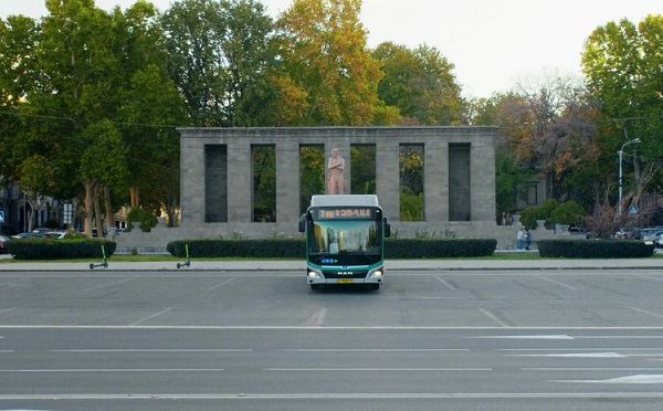 სომხეთის დედაქალაქს „თეგეტა ჰოლდინგის“ მიერ მიწოდებული თანამედროვე ავტობუსები ემსახურება