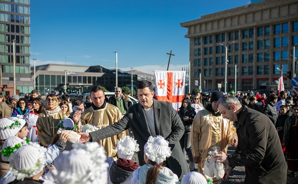 თბილისის მერის მოადგილემ ალილოს მონაწილეებს საშობაო ნობათი გადასცა