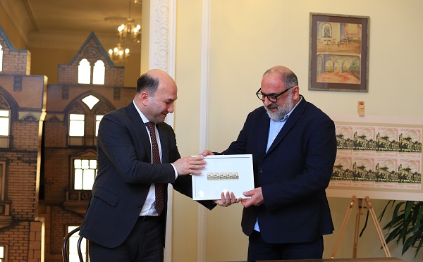 საქართველოს ფოსტის ინიციატივით, შოთა რუსთაველის თეატრისა და კინოს სახელმწიფო უნივერსიტეტში სასწავლებლის 100 წლის იუბილესადმი მიძღვნილი საფოსტო მარკის პრეზენტაცია გაიმართა